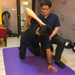 reachback exercise by a physical therapist 物理治療師進行胸椎後轉伸直矯正訓練