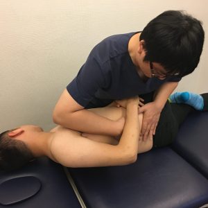 lumbar HVLA thrust by a physical therapist 物理治療師進行腰椎整脊手法