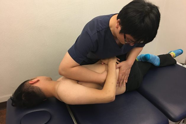 lumbar HVLA thrust by a physical therapist 物理治療師進行腰椎整脊手法
