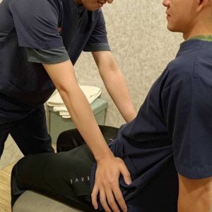 manual fascia release by a physical therapist 由物理治療師操作肌筋膜徒手治療