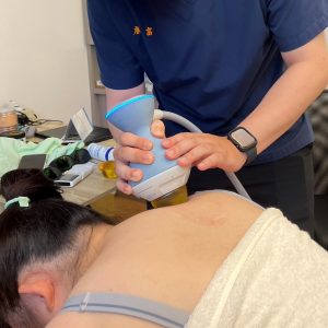 shockwave therapy by a physical therapist 由物理治療師提供震波治療